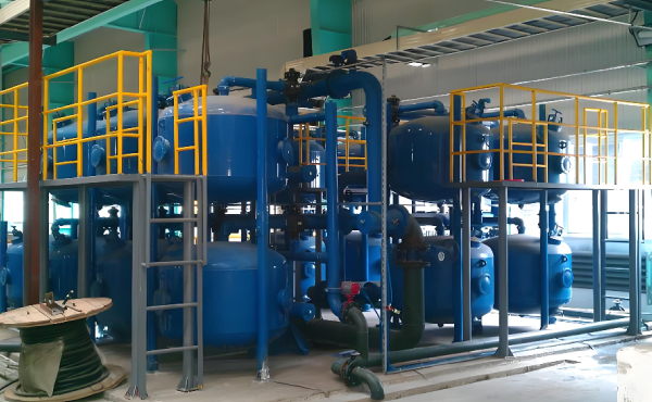 石油化工炼油装置循环水系统简介石油化工炼油装置循环水系统是炼油生产的核心配套系统，主要为炼油全流程设备提供冷却服务，覆盖常减压、催化裂化、加氢精制等关键装置，是保障炼
